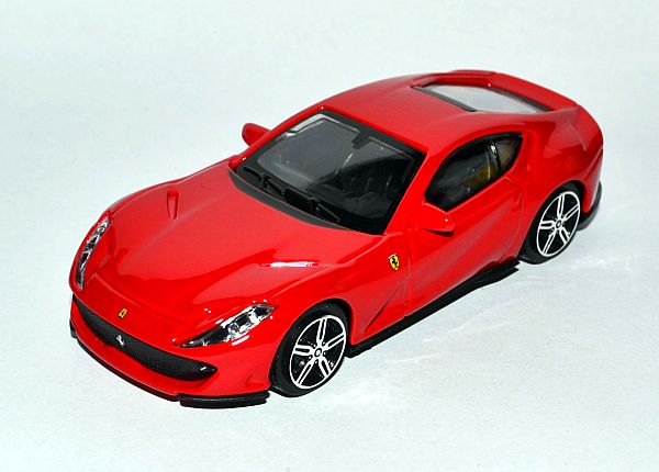 Ferrari 812 Superfast – Race & Play / Signature Series  – PORÓWNANIE